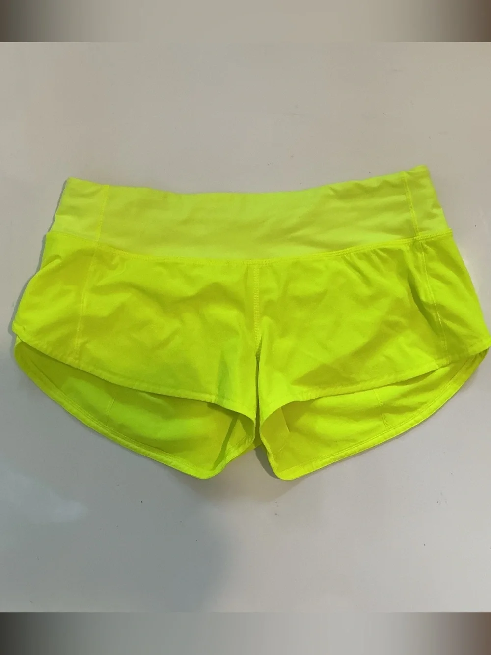 Lululemon Speed Up Low-Rise Running Shorts 2.5” Highlight Yellow Size 6 NWOT